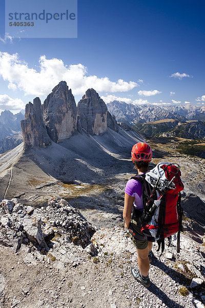 Kletterer auf dem Paternkofel  mit Blick auf die Drei Zinnen  hinten der Monte Cristallo  Sexten  Hochpustertal  Dolomiten  Südtirol  Italien  Europa