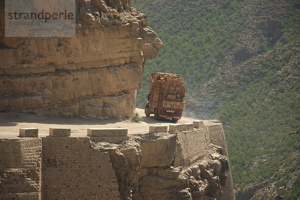 LKW  Karakorum  Karakorum-Highway  Pakistan  Pakistan  Belutschistan  Asia  Laden von waren  auf dem Weg  auf der Straße  Reise  überladen  Verkehr  Berg-Straße