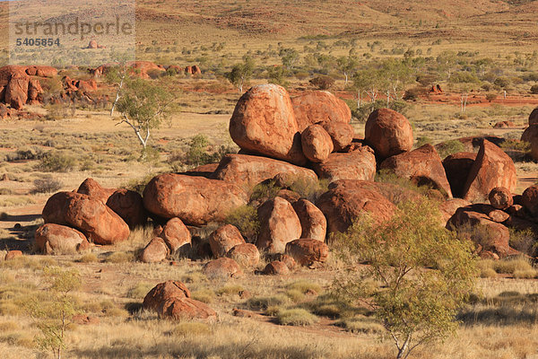 Devil's Marbles  Australien  Outback  Landschaft  Karlu Karlu  Heilige Stätte  Aborigines  australischen Wüste  Tennant Creek  Northern Territory  Zentralaustralien  Red Centre  Eier der Regenbogenschlange  Dreaming Geschichten  Granitfelsen  Netzwerklastenausgleich Felsen  mythischen  Regenbogenschlange  Heilige Stätte  Aboriginal  Aborigines  Zeremonie