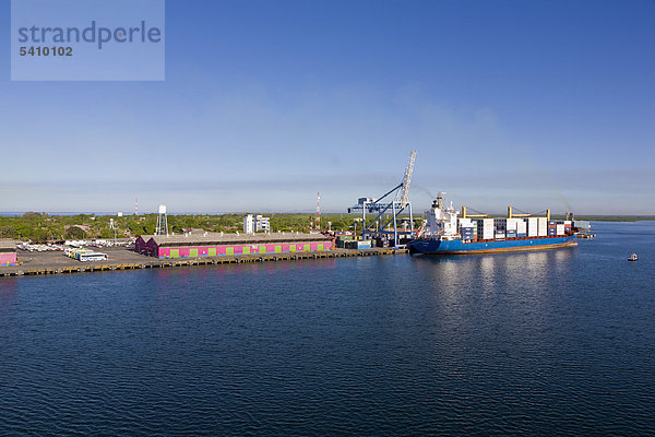 Containerschiff  Port von Corinto  Nicaragua