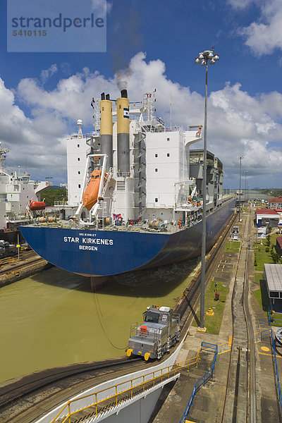 Norwegischen Frachtschiff durch Gatun Locks  Panamakanal  Panama