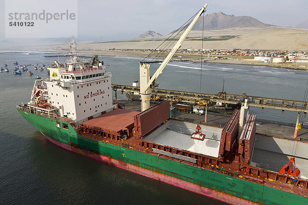 Frachtschiff gerade entladen am Port Salaverry  Trujillo  Peru