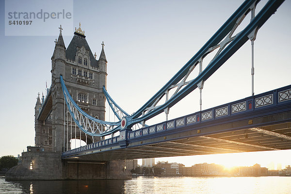 UK  Großbritannien  England  Großbritannien  England  London  Tower Bridge  Themse  Themse  Landmark  Brücke  Brücken  Morgendämmerung  Sonnenaufgang  Moody  Tourismus  Reisen  Urlaub  Urlaub