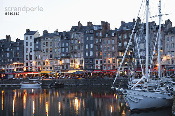 Europa  Frankreich  Normandie  Honfleur  Waterfront  Restaurant  Restaurants  Alfresco  Alfresco Restaurants  Cafés  Straßencafés  Nacht Sicht  Abend  festliche Beleuchtung  Tourismus  Reisen  Urlaub  Urlaub