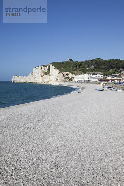 Europa  Frankreich  Etretat  Strand  Strände  Klippen  Sandig  Meer  Küste  Küsten-  Tourismus  Reisen  Urlaub  Urlaub