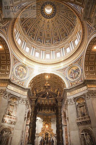 Europa  Italien  Rom  Vatikan  St. Peter  St. Peter  Kuppel  Interior  katholisch  Religion  Tourismus  Urlaub  Urlaub