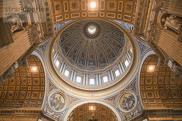 Europa  Italien  Rom  Vatikan  St. Peter  St. Peter  Kuppel  Interior  katholisch  Religion  Tourismus  Urlaub  Urlaub