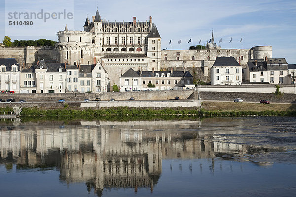 Europa  Frankreich  Loire-Tal  Loire  Amboise  Schloss Amboise  Chateau d' Amboise  Burg  Burgen  Loire  Fluss  UNESCO  UNESCO Welterbe  Tourismus  Reisen  Urlaub  Urlaub