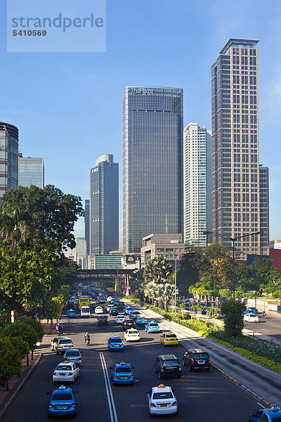 Indonesien  Asien  Jakarta  Stadt  Mohammad Husni Thamrin  Avenue  Stau  Großstadt  Hauptverkehrszeit  Auto  Wolkenkratzer  Bauwerke  morgen