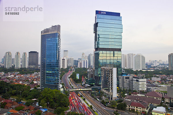 Indonesien  Asien  Jakarta  City  Mohammad Husni Thamrin  Avenue  Downtown  Jakarta  Sonnenuntergang  Avenue  Verkehr  Gebäude