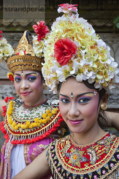 Indonesien  Asien  Bali Insel  Batubulan  Tempel  Barong  Dance  Frau  Akteure  bunt  jungen  Künstler  Tradition  zeigen