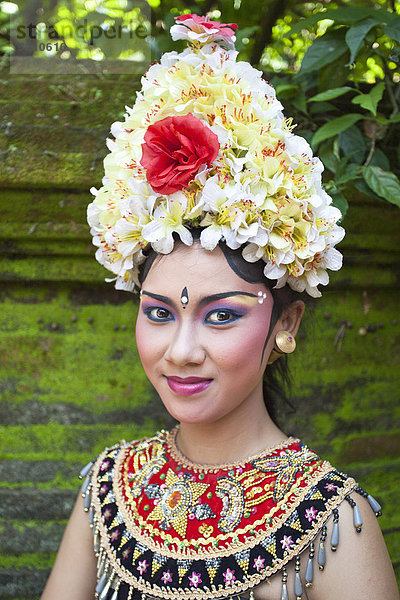 Indonesien  Asien  Bali Insel  Batubulan  Tempel  Barong  Dance  Frau  Schauspielerin  bunt  jungen  Künstler  Tradition  zeigen
