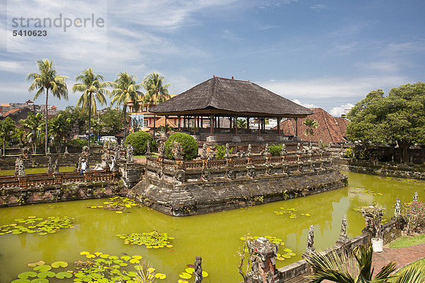 Indonesien  Asien  Bali Insel  Klungkung  Kertha Gosa  Justice Hall  Garten  Teich  Balinesen  Architektur  Lotus  Pavillon  historischen