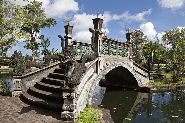 Indonesien  Asien  Bali Insel  Tirta Gangga  Wasserschloss  Brücke Garten  Garten  Wasser  Brunnen  Tropisch  traditionelle  exotische  grün  Brücke