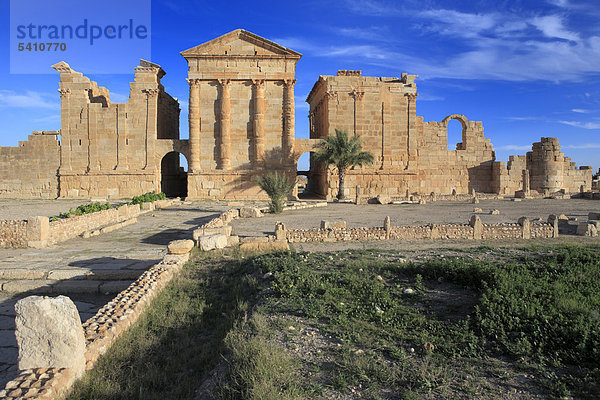 Afrika  Afrikanisch  Maghreb  Nord-Afrika  Nordafrika  Tunesien  Tourismus  Reisen  Reiseziele  Tunesische  World Standorte  Architektur  Gebäude  Sbeitla  Sufetula  Roman  Tempel  Kapitolinischen Tempel  Spalte