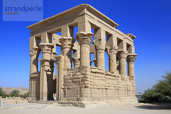 Afrika  Afrikanisch  Maghreb  Ägypten  Ägypter  mittleren Osten  Mid-East  Mittlerer Osten  Nahen Osten  Nordafrika  nordafrikanische  Tourismus  Reisen  Reiseziele  Orte der Welt  Architektur  Gebäude  UNESCO  World Heritage Site  Nubien  Nubian  Aswan  Trajan Kiosk  Trajan  Jahrhundert  Philae Insel  Roman  Tempel  Antiquität  alte  Archäologie  archäologische