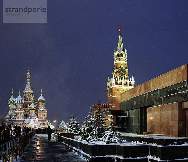 Moskau  Russland  Russische  rotes Quadrat  Kreml  Basilius Kathedrale  Kirche  Kuppel  Kuppeln  Kuppel  Kuppeln  St. Basils  Turm  Türme  Nacht  Abend  Nite  Ost-Europa  Europäische  Stadt  Stadt  Winter  Schnee