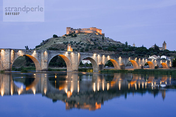 Spanien  Europa  Extremadura  Region  Medellin  Guadiana  Fluss  mittelalterliche Brücke  Burg  Glockenturm  Guadiana  Hernan Cortez  Beleuchtung  Reflexion