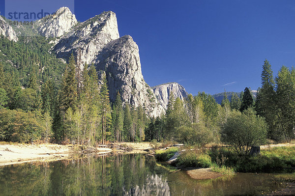 Merced River  Yosemite Valley  Yosemite National Park  Nationalpark  Kalifornien  USA  USA  Amerika  Merced River  Klippen  Spiegelung  Yosemite National Park  Nationalpark