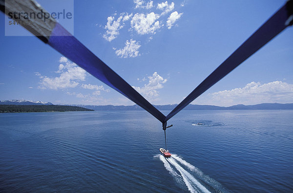 Parasailing  Lake Tahoe  Kalifornien  USA  USA  America  Parasailing  Luftaufnahme  Schnellboot  Sierra Nevada