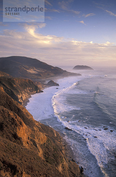 Big Sur Küste  Big Sur  Kalifornien  USA  USA  America  Big Sur  Meer  Strand  Wellen  Brandung  weiß  Wellen  Nebel  Sonnenuntergang  Ocean View  nebelig  Strand  Whispy  Wolken  Hügel