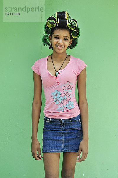 Mädchen  Haar Curler  Bani  Peravia  Dominikanische Republik  Karibik  portrait