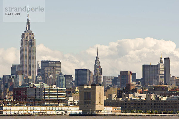 Die Skyline von Manhattan von Jersey City aus  New Jersey  USA