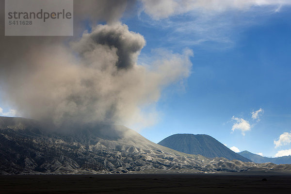 Bromo  Indonesien  Asien  Java  Vulkane  Vulkanismus  Geologie  Krater  Vulkan  Ausbruch  Rauch  Zinder  lava