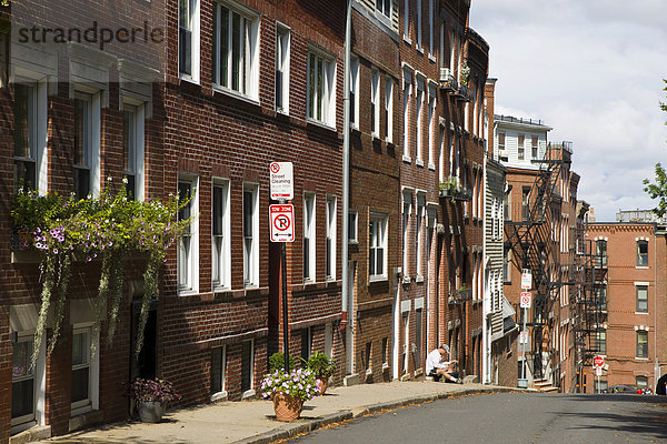 Wohngegend in Boston  alte Wohnhäuser mit einigen Feuertreppen  Massachusetts  New England  USA