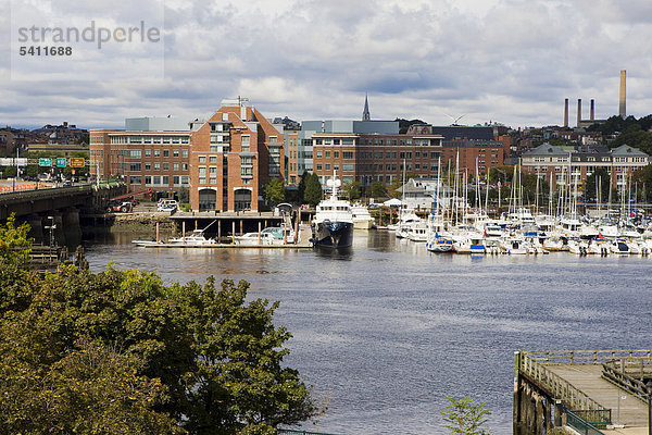 Hafen von Boston  dahinter Bunker Hill  Boston  Massachusetts  New England  USA