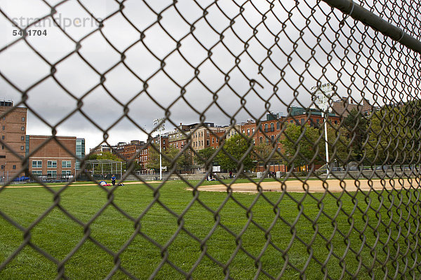Sportplatz in einem Randbezirk von Boston  Massachusetts  New England  USA