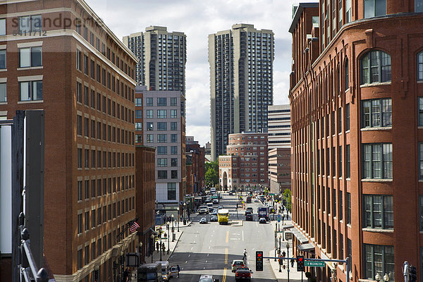 Blick auf einer der Hauptverkehrsstraßen in Downtown  Boston  Massachusetts  New England  USA