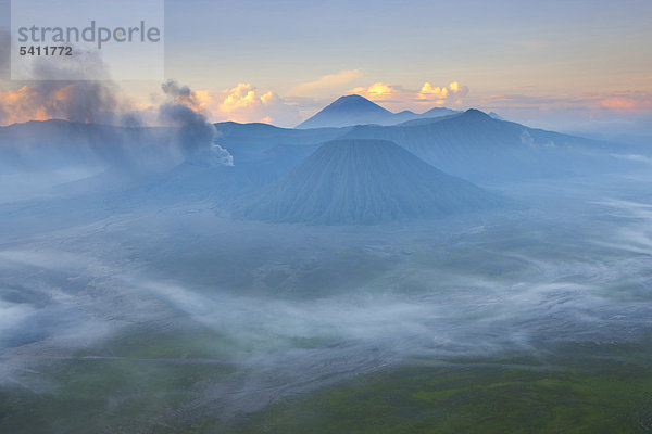 Tengger Caldera  Indonesien  Asien  Java  Aussichtspunkt  Berge  Vulkane  Vulkanismus  Geologie  Rauch  Nebel  Morgenstimmung Boden