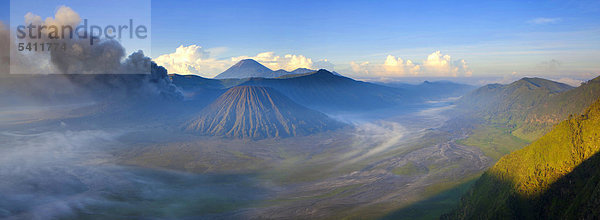 Tengger Caldera  Indonesien  Asien  Java  Aussichtspunkt  Berge  Vulkane  Vulkanismus  Geologie  Rauch  Nebel  Morgenstimmung Boden