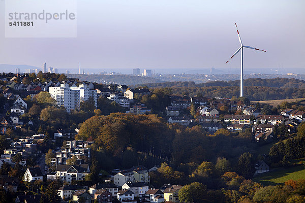 Blick über Langenberg nach Essen hin  südöstliches Ruhrgebiet an der Grenze zum Bergischen Land  Nordrhein-Westfalen  Deutschland  Europa