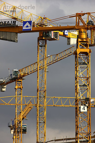 Baukräne des Baukonzerns Hochtief auf einer Großbaustelle  Landesarchiv NRW  im Innenhafen von Duisburg  Nordrhein-Westfalen  Deutschland  Europa