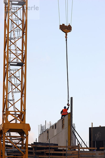 Kranich bauen arbeiten führen Betrieb Turmkran Duisburg Deutschland Nordrhein-Westfalen Nordrhein-Westfalen