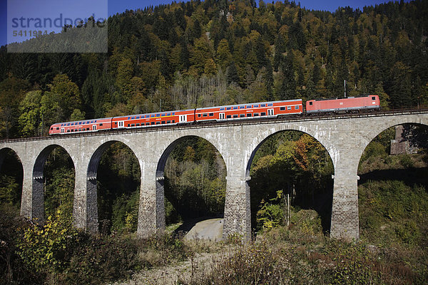 Die Höllentalbahn überquert das Ravennaviadukt im Höllental bei Hinterzarten im Schwarzwald  Baden-Württemberg  Deutschland  Europa  ÖffenlicherGrund