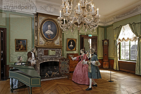 Salon aus dem 18. Jh. mit Figuren in Rokoko-Kleidung  Kasteel Hoensbroek  Provinz Limburg  Niederlande  Europa
