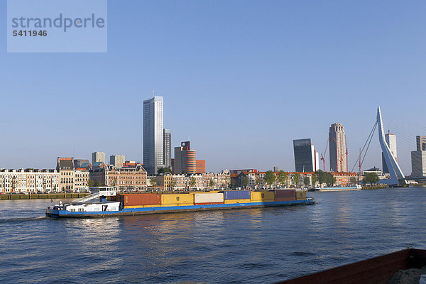 Ufer der Maas  Erasmusbrücke  Erasmusbrug und Kop van Zuid an der Maas  Rotterdam  Holland  Niederlande  Europa