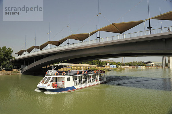 Ausflugsschiff unter moderner Brücke  Sevilla  Andalusien  Spanien  Europa
