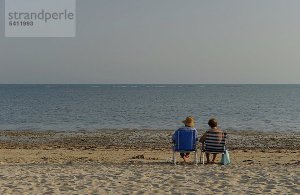 Paar sitzt am Strand  Rota  Andalusien  Spanien  Europa