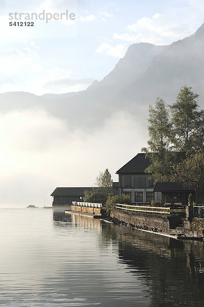 Hallstatt  Hallstättersee  Hallstätter See mit Morgennebel  Salzburg  Österreich  Europa