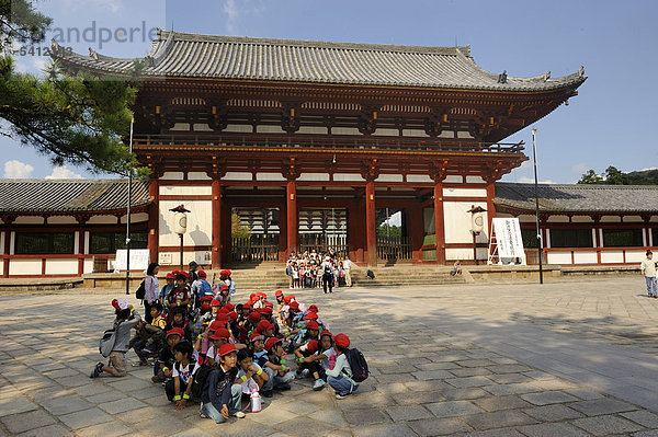 sitzend Kindergarten warten frontal Ordnung Asien Japan Nara