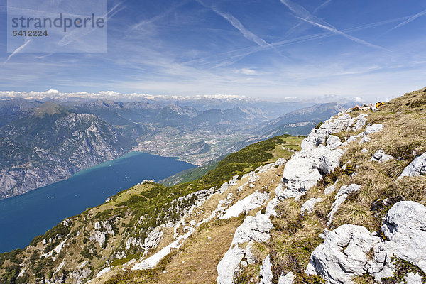 Blick vom Monte Altissimo oberhalb von Nago-Torbole  unten der Gardasee und Arco  Trentino  Italien  Europa