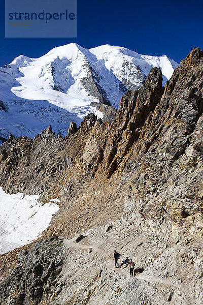 Bergsteiger beim Aufstieg zum Piz Palü  hinten der Piz Palü  Graubünden  Schweiz  Europa