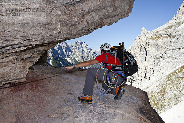 Kletterer im Alpinisteig  Sexten  Hochpustertal  Dolomiten  Südtirol  Italien  Europa