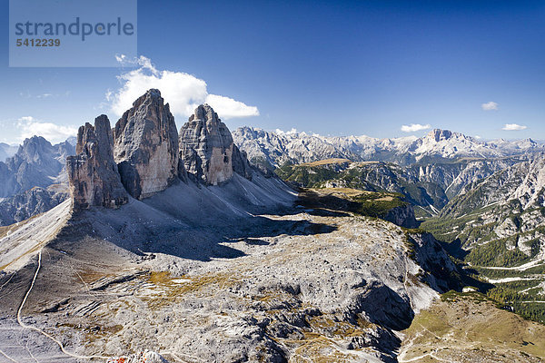 Auf dem Paternkofel  im Bild die Drei Zinnen  hinten die hohe Gaisl  unten das Rienztal  Sexten  Hochpustertal  Dolomiten  Südtirol  Italien  Europa