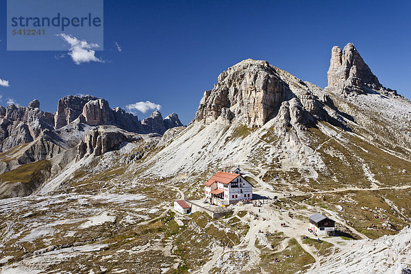 Drei Zinnen Hütte  hinten der Toblinger Knoten  Aussicht beim Abstieg vom Paternkofel  Sexten  Hochpustertal  Dolomiten  Südtirol  Italien  Europa