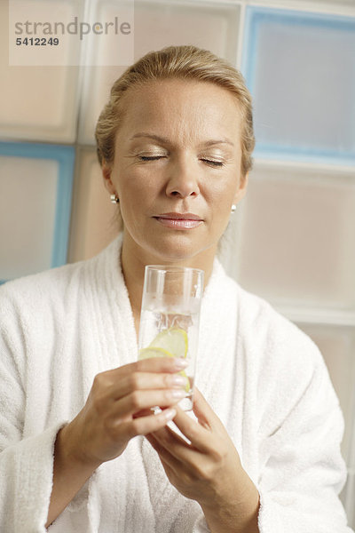 Frau  40 Jahre  mit Glas Wasser  Wellness
